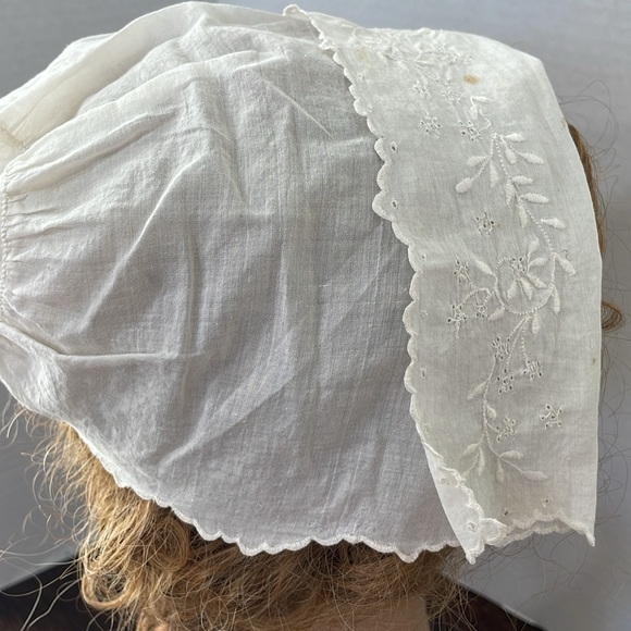 Antique/Victorian era light cotton/linen, embroidered, cap/bonnet - Picture 6 of 9